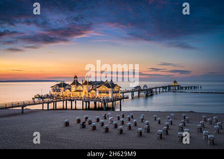 tramonto al molo di sellin sull'isola di rügen, germania Foto Stock