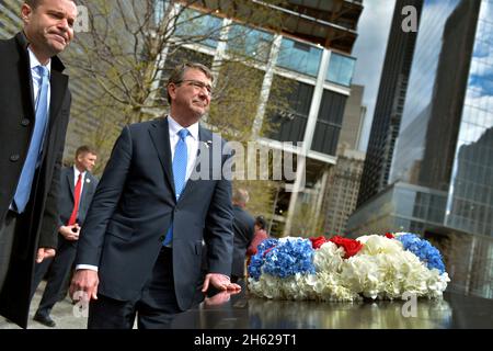 Il Segretario della Difesa Ash carter si occupa del sito dopo aver deposto una corona al Memorial 9/11 come Memorial President Joe Daniels si trova a Ground Zero a New York City, il 27 aprile 2015. Foto Stock