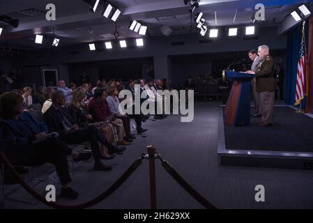 Reportage: Segretario della Difesa il Dr. Mark T. Esper e Presidente dei capi congiunti del personale Esercito Gen. Mark A. Milley parlano ai giornalisti al Pentagono, Washington, D.C., 2 marzo 2020. Foto Stock