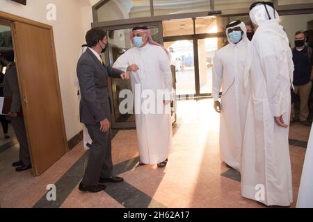 Reportage: Il Segretario della Difesa Dr. Mark T. Esper incontra il Vice primo Ministro Qatar e Ministro degli Affari della Difesa Dr. Khalid bin Muhammad al-Attiyah, Qatar, 3 ottobre 2020. Foto Stock