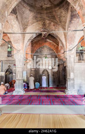 SONA MASJID, BANGLADESH - 11 NOVEMBRE 2016: Interno della moschea di Choto Shona piccola moschea d'oro in Bangladesh Foto Stock