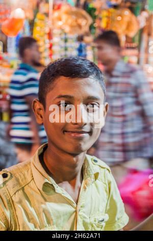 KHULNA, BANGLADESH - 12 NOVEMBRE 2016: Giovane maschio in un mercato a Khulna, Bangladesh Foto Stock