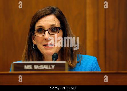 Martha McSally, presidente della sottocommissione per la sicurezza marittima e di frontiera del Comitato per la sicurezza interna del Parlamento, pone domande nel corso di un'audizione in commissione il 7 luglio 2016 Foto Stock