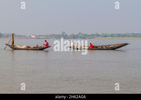 RUPSA, BANGLADESH - 13 NOVEMBRE 2016: Uomini locali su piccole barche sul fiume Rupsa, Bangladesh Foto Stock