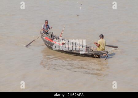 RUPSA, BANGLADESH - 13 NOVEMBRE 2016: Uomini locali su una piccola barca sul fiume Rupsa, Bangladesh Foto Stock