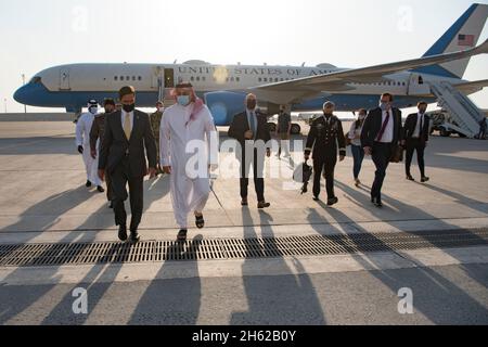 Reportage: Il Segretario della Difesa Dr. Mark T. Esper cammina con il Vice primo Ministro Qatari e Ministro degli Affari della Difesa Dr. Khalid bin Muhammad al-Attiyah, all'arrivo in Qatar, 3 ottobre 2020. Foto Stock