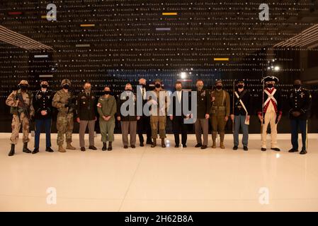 Reportage: Sergente maggiore dell'esercito Michael A. Grinston, Presidente dei Capi congiunti del personale Gen. Mark A. Milley, Segretario della Difesa, Christopher C. Miller, Segretario dell'esercito Ryan D. McCarthy, E capo di stato maggiore dell'Esercito Gen. James C. McConville posa con i soldati che hanno partecipato all'apertura del Museo Nazionale dell'Esercito degli Stati Uniti, Fort Belvoir, Va., 11 novembre 2020. Foto Stock