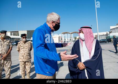 Reportage: Il Segretario della Difesa Christopher C. Miller parla con il Ministro della Difesa Bahrainâ Lt. Gen. Abdulla al Nuaimi, al suo arrivo a Manama, Bahrain, 25 novembre 2020. Foto Stock
