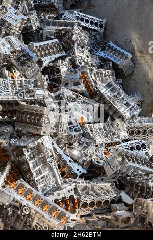 germania,baden-wuerttemberg,stoccarda,rottami di blocchi motore metallici nell'impianto di riciclaggio Foto Stock