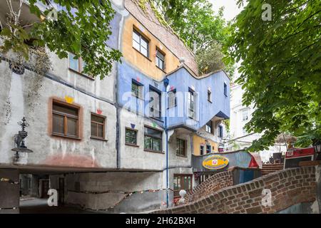 l'hundertwasserhaus, complesso residenziale e caffè terrazza, löwengasse all'angolo di kegelgasse, 3 ° distretto, landstrasse, vienna, austria Foto Stock