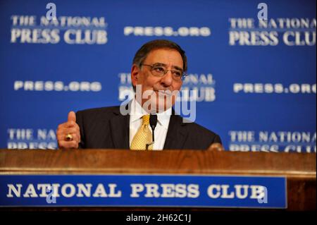 Il Segretario della Difesa Leon Panetta si rivolge a un pubblico di giornalisti presso il National Press Club di Washington, D.C., il 18 dicembre 2012. Foto Stock