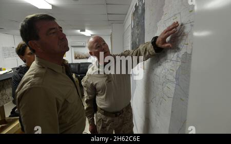 Il Vice Segretario della Difesa Ash carter è informato del generale maggiore Lee Miller, comandante del comando regionale sud-ovest, circa l'attività nella sua area di controllo a Camp Bastion Afghanistan, 14 settembre 2013. Foto Stock