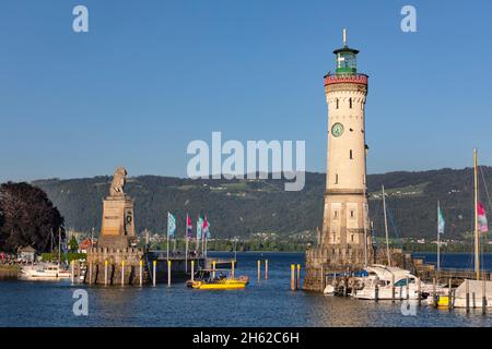 taxi boat all'ingresso del porto di lindau, lago di costanza, baviera, germania Foto Stock