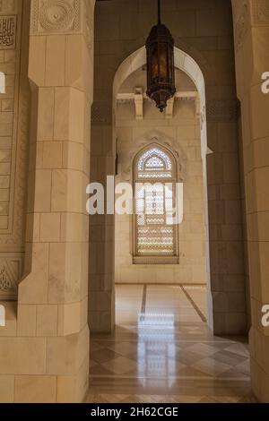 Arco della Grande Moschea del Sultano Qaboos a Mascate, Oman Foto Stock