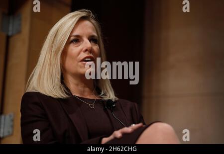 Il Dipartimento del Segretario per la sicurezza interna Kirstjen Nielsen parla durante una discussione di gruppo, in quanto il DHS segna il suo 15° anniversario presso l'edificio Ronald Reagan di Washington, D.C., 1 marzo 2018. Foto Stock