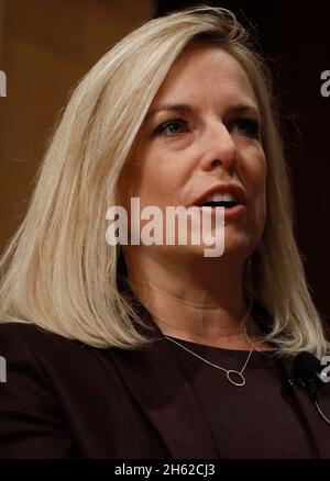 Il Dipartimento del Segretario per la sicurezza interna Kirstjen Nielsen parla durante una discussione di gruppo, in quanto il DHS segna il suo 15° anniversario presso l'edificio Ronald Reagan di Washington, D.C., 1 marzo 2018. Foto Stock