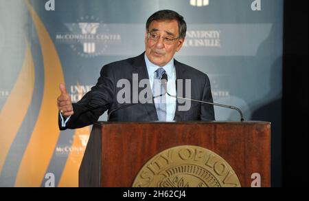 Il Segretario della Difesa Leon E. Panetta ha commentato il Brown and Williamson Club presso l'Università di Louisville a Louisville, Ky., 1 marzo 2012. Foto Stock