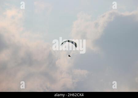 parapendio, umore nuvoloso, nuvole tempesta, vista dal viererspitze, germania, baviera, alta baviera, werdenfels, mittenwald Foto Stock