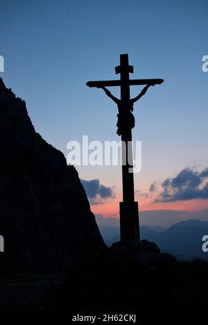 croce in dammkar, croce in legno al tramonto, ora blu, karwendel, germania, baviera, alta baviera, werdenfelser terra, valle isar, mittenwald Foto Stock