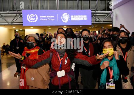 Glasgow, Scozia, Regno Unito. 12 novembre 2021. Osservatori, ONG e delegati hanno organizzato un'uscita di massa dai colloqui sul clima a Glasgow, quando i negoziati hanno raggiunto il loro culmine l'ultimo giorno ufficiale. I blocchi di inciampo includevano i sussidi per i combustibili fossili e la mancanza di finanziamenti per l’adattamento da parte dei paesi vulnerabili. I manifestanti hanno espresso la loro esasperazione per la mancanza di azione, ora urgente, in occasione del vertice di due settimane. Credit: ZUMA Press, Inc./Alamy Live News Foto Stock