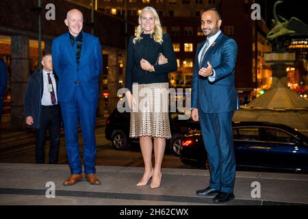 Oslo, Norvegia. 12 novembre 2021. Oslo 20211112.Crown Princess mette-Marit è ricevuto dal Rettore Ole Gustavsen (a sinistra) e dal vice sindaco di Oslo Abdullah Alabeehg quando la Scuola di architettura e Design di Oslo segna il suo 75° anniversario nel Municipio di Oslo venerdì. Foto: Haakon Mosvold Larsen / NTB Credit: NTB Scanpix/Alamy Live News Foto Stock