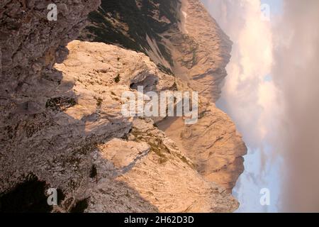 vista dal vierspitze 2054 m verso wörner 2476 m a sinistra, tiefkarspitze 2430 m nel karwendel, germania, baviera, alta baviera, werdenfelser terra, alpenwelt karwendel, nuvola umore Foto Stock