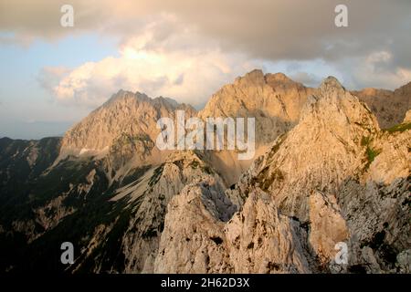 vista dal vierspitze 2054 m verso wörner 2476 m a sinistra, tiefkarspitze 2430 m nel karwendel, germania, baviera, alta baviera, werdenfelser terra, alpenwelt karwendel, nuvola umore Foto Stock