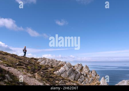 escursioni lungo la costa rocciosa della penisola di crozon, bretagna Foto Stock