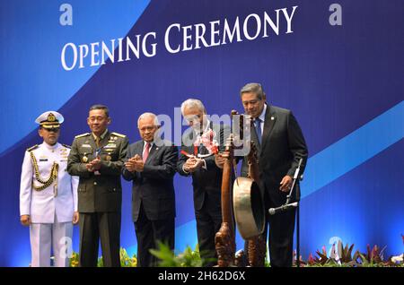 Il presidente indonesiano, Susilo Bambang Yudhoyono, a destra, suona un gong diverse volte che segna l'inizio del dialogo internazionale di difesa di Giacarta a Jakarta, Indonesia, 20 marzo 2013. Il Vice Segretario della Difesa Ashton B. carter ha partecipato all'evento e ha impegnato le controparti della difesa straniera nelle riunioni Foto Stock