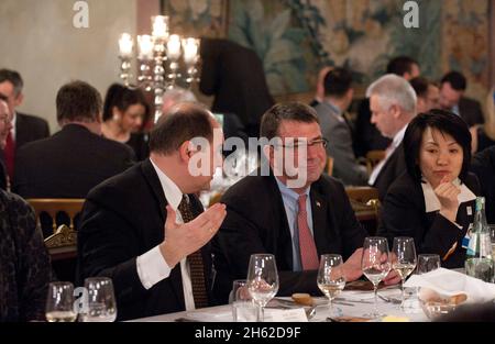 Herrn Staatssekretaer Christian Schmidt, Segretario di Stato al Ministero della Difesa per la Germania (sinistra), cede con il Vice Segretario della Difesa Ashton B. carter mentre hanno cenato alla Würzburg Residenz durante la 49a Conferenza di sicurezza di Monaco di Baviera, Germania, 2 febbraio 2013. Foto Stock