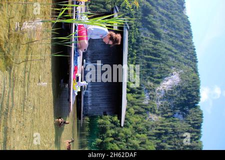 giovane donna a colazione al lago, capanna barca, anatre, europa, germania, alta baviera, werdenfelser terra, mittenwald, ferchensee, Foto Stock