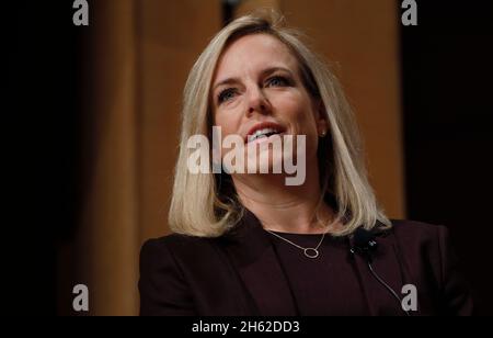 Il Dipartimento del Segretario per la sicurezza interna Kirstjen Nielsen parla durante una discussione di gruppo, in quanto il DHS segna il suo 15° anniversario presso l'edificio Ronald Reagan di Washington, D.C., 1 marzo 2018. Foto Stock