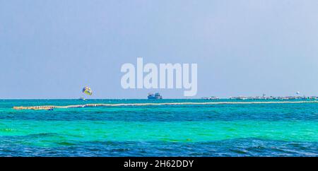 Barche e yacht tra l'isola di Cozumel e il panorama tropicale messicano della spiaggia da Playa 88 e Punta Esmeralda a Playa del Carmen Messico. Foto Stock