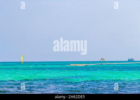 Barche e yacht tra l'isola di Cozumel e il panorama tropicale messicano della spiaggia da Playa 88 e Punta Esmeralda a Playa del Carmen Messico. Foto Stock