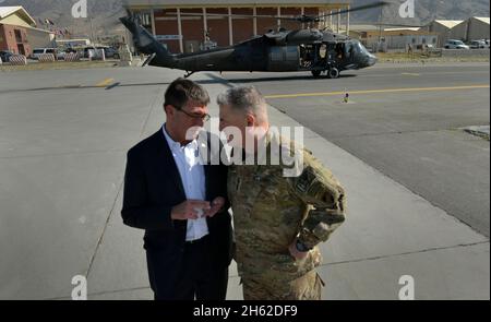 Il Vice Segretario della Difesa Ash carter prende alcuni minuti per visitare la LTG Mark Milley mentre si prepara a partire da Kabul, Afghanistan 16 settembre 2013 Foto Stock