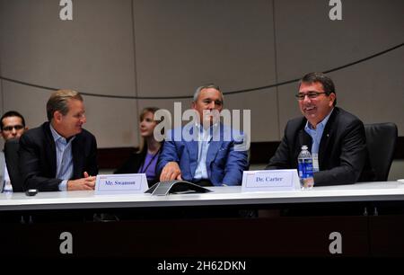 Il Vice Segretario della Difesa Ashton carter è stato informato da William H. Swanson, presidente e CEO della Raytheon Company, Center, e dal Dr. Taylor Lawrence, vice presidente Raytheon durante la visita a Tucson, Arizona, 26 settembre 2012. Foto Stock