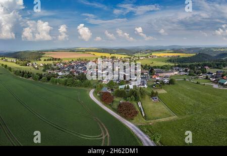 germania,turingia,großbreitenbach,herschdorf,villaggio,strada,campi,montagne,nuvole,panoramica,vista aerea Foto Stock