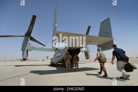 Il vice segretario della difesa Ash carter si accosta a un V-22 Osprey come egli parte Camp Bastion per visitare il Consolato degli Stati Uniti che ha combattuto un attacco da parte dei talebani il giorno prima n Herat, Afghanistan, 14 settembre 2013. Foto Stock