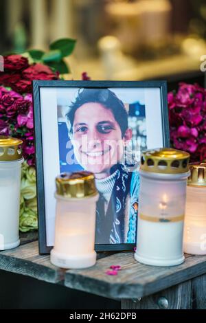 Oslo, Norvegia. 12 novembre 2021. Oslo 20211112.Fiori, candele e saluti nel luogo in cui Rustam Louis Foss è stato ucciso dalla polizia dopo aver attaccato un poliziotto con un coltello a Oslo. Foto: Stian Lysberg Solum / NTB Credit: NTB Scanpix/Alamy Live News Foto Stock