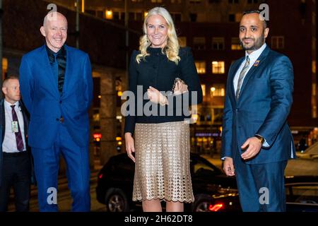 Oslo, Norvegia. 12 novembre 2021. Oslo 20211112.Crown Princess mette-Marit è ricevuto dal Rettore Ole Gustavsen (a sinistra) e dal vice sindaco di Oslo Abdullah Alabeehg quando la Scuola di architettura e Design di Oslo segna il suo 75° anniversario nel Municipio di Oslo venerdì. Foto: Haakon Mosvold Larsen / NTB Credit: NTB Scanpix/Alamy Live News Foto Stock