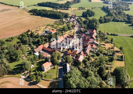 germania,turingia,stadtilm,cottendorf,villaggio,chiesa,case,giardini,panoramica,campi,vista obliqua,vista aerea Foto Stock