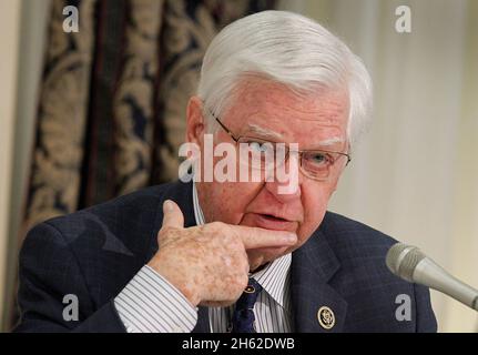 Il Presidente della Camera Comitato per gli Stanziamenti Rep. Hal Rogers si interroga sul commissario per le dogane e la protezione dei confini degli Stati Uniti R. Gil Kerlikowske durante un'audizione a Washington, D.C., 1 marzo 2016. Kerlikowske ha risposto alle domande sul budget, i livelli di personale e le capacità del CBP sul campo. Foto Stock