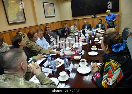 Il Vice Segretario della Difesa Ash carter incontra un gruppo di membri del Parlamento afghano presso la sede dell'ISAF, Afghanistan, 15 settembre 2013 Foto Stock