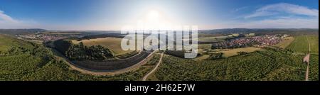 germania,turingia,geratal,geschwenda,case,campi,montagne,foreste,strada,paesaggio,graefrofa (sfondo),vista aerea,panorama a 360°,parzialmente retroilluminazione Foto Stock