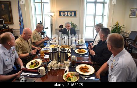 Il Segretario della Difesa Chuck Hagel ospita il pranzo per i membri degli Ior Enlisted Advisors al Presidente dei Capi congiunti del personale durante il suo primo incontro con il gruppo, il 2 maggio 2013. Foto Stock