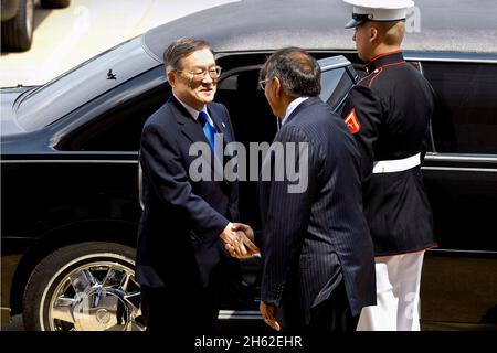 Il Segretario della Difesa Leon Panetta, Right, dà il benvenuto al Ministro della Difesa giapponese Satoshi Morimoto con un cordoncino d'onore al Pentagono il 3 agosto 2012 Foto Stock