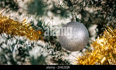 Le stelle natalizie al confine con spazio per il design. Bella decorazione di rami di abete verde con decorazione di baubles di Natale su banner bianco. Inverno Foto Stock