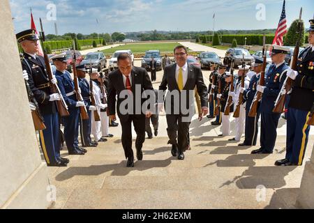 Il Segretario della Difesa Ash carter dà il benvenuto al Ministro della Difesa dell'Indonesia Ryamizard Ryacudu al Pentagono con un cordonone d'onore il 12 maggio 2015 Foto Stock