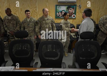 Carter, a destra, ha scambiato saluti con gli ufficiali dell'esercito degli Stati Uniti prima di un incontro alla base operativa di avanzamento Gamberi, provincia di Laghman, Afghanistan, 13 maggio 2013. Foto Stock