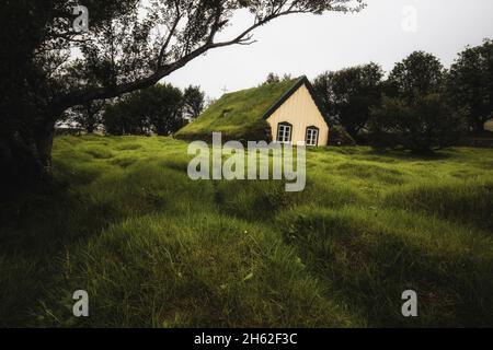 vecchia chiesa di erba sintetica nel sud dell'islanda. Foto Stock